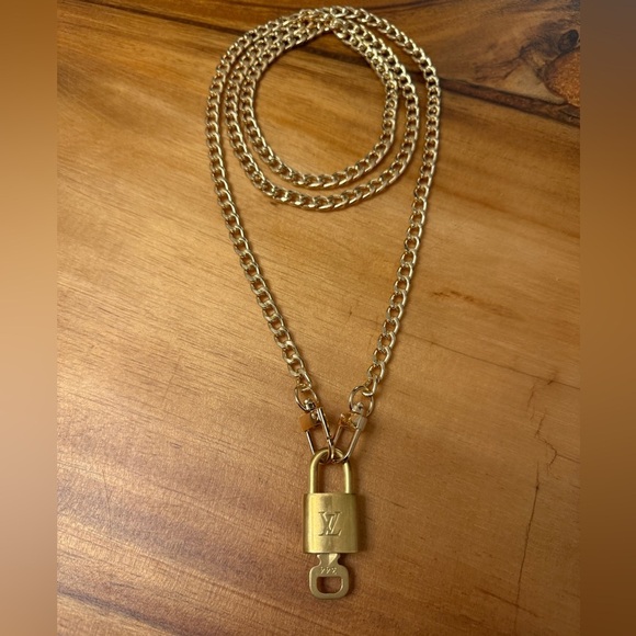 Louis Vuitton LV #344 48" chain unbranded. Authentic Lock & Key double choker - Picture 2 of 5
